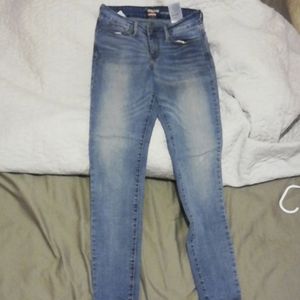 I am selling Levi's skinny jeans